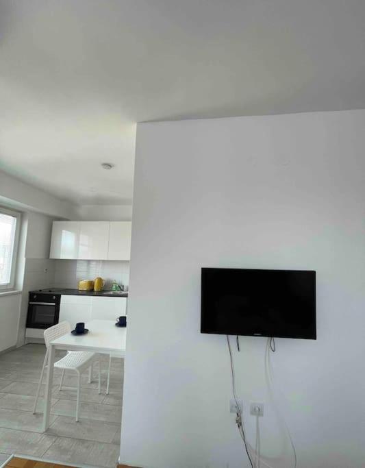 New Modern Rooftop Apartment-Free Private Parking Skopje Esterno foto